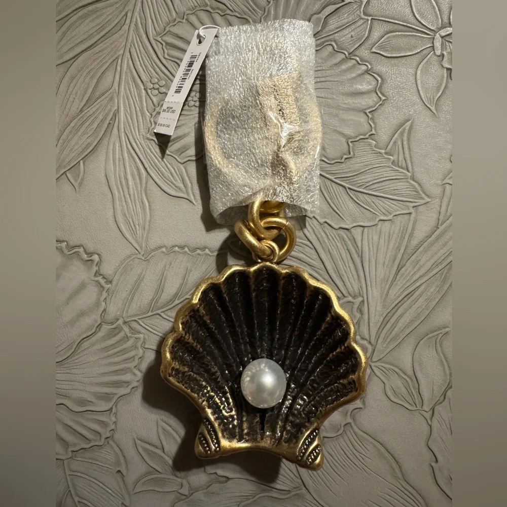 Coach | The Summer I Turned Pretty™ Shell Bag Charm - Picture 3 of 4